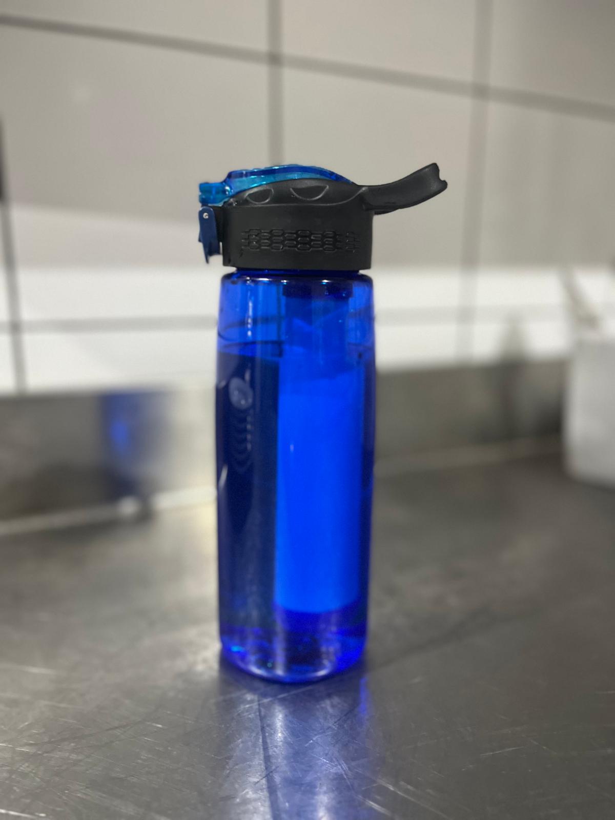 Gourde filtrante Lebeau sur un bureau
